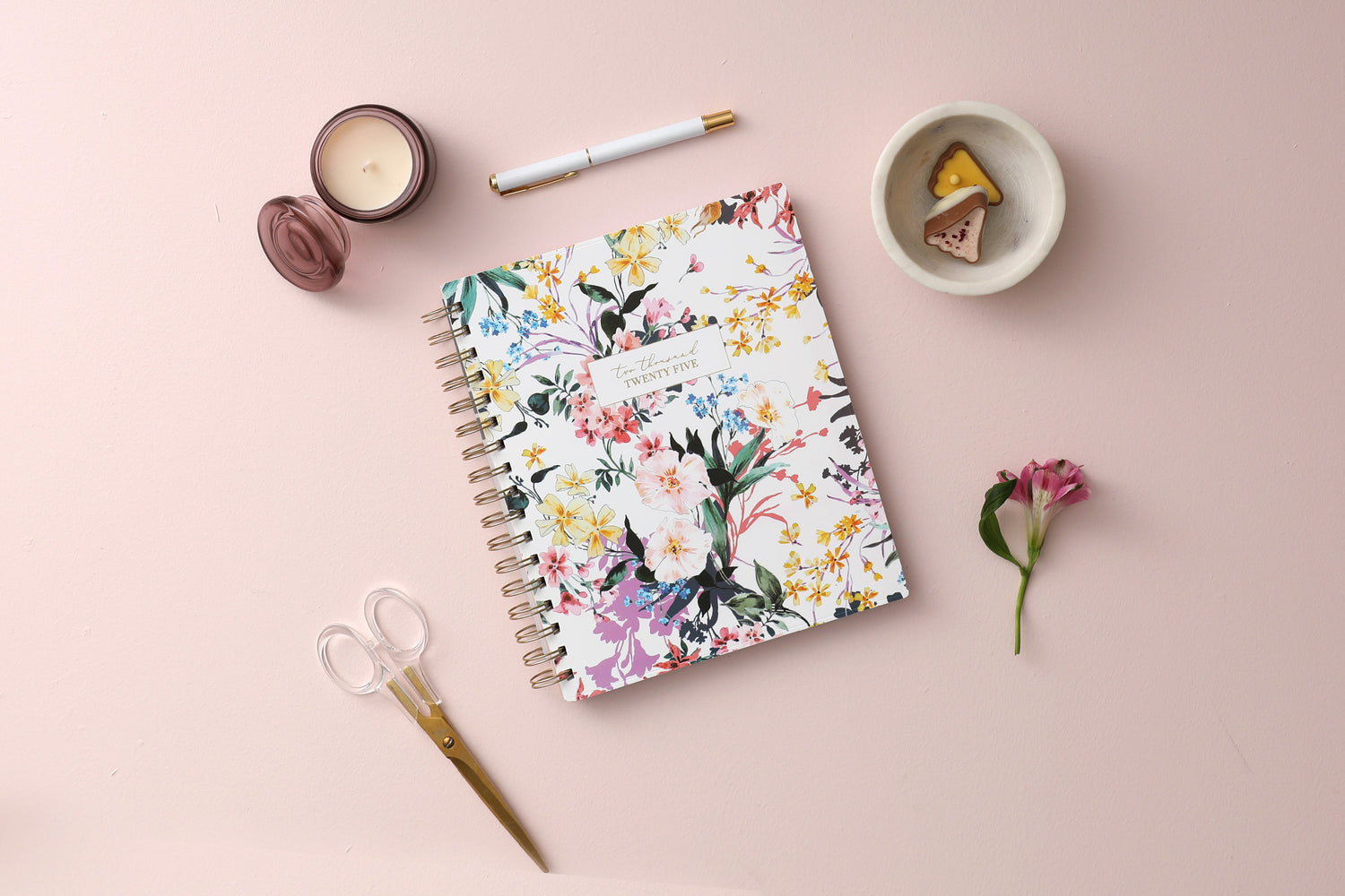 floral pattern on this 2025 planner in 7x9 size