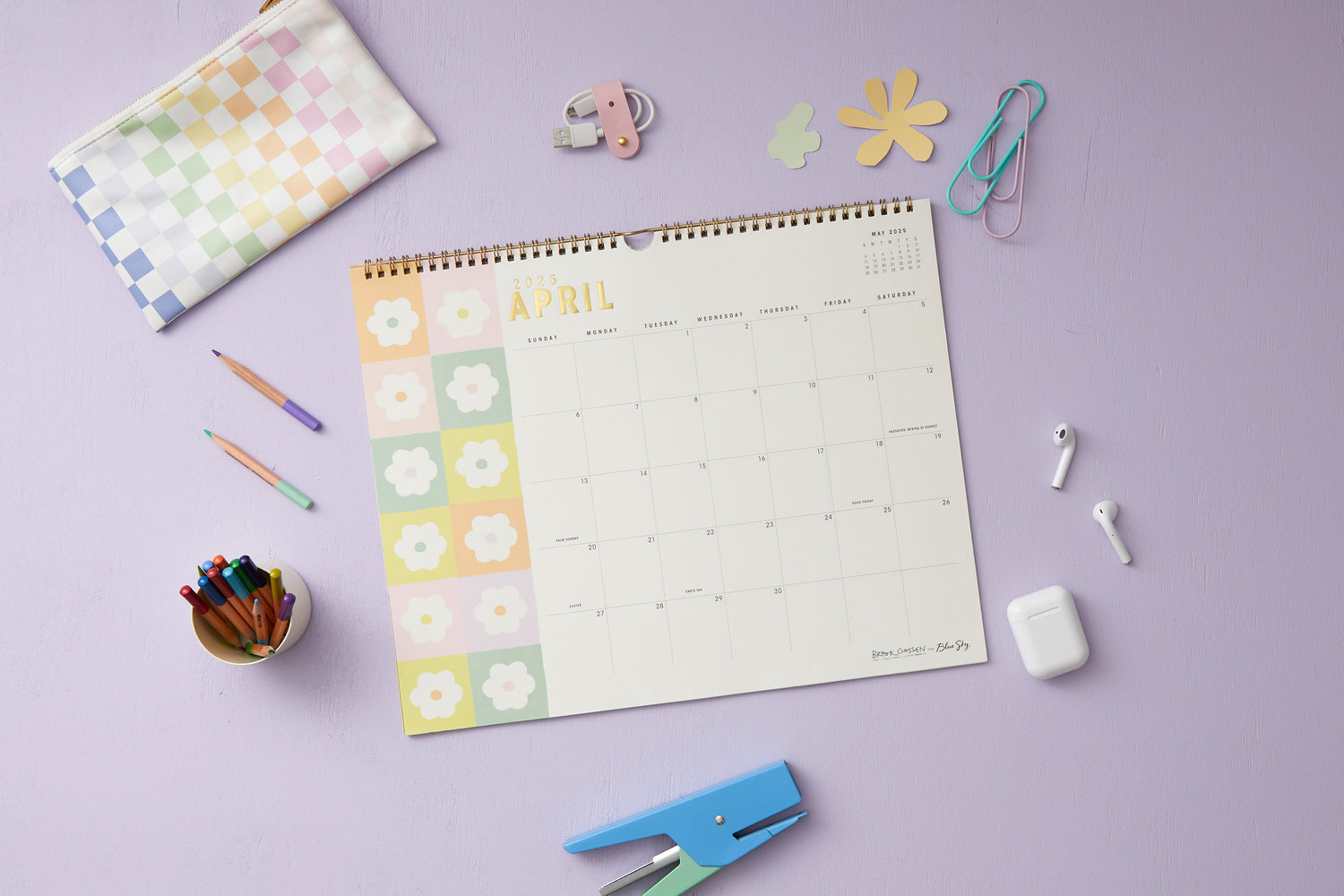 fun and playful daisy pattern on this 15x12 monthly academic calendar