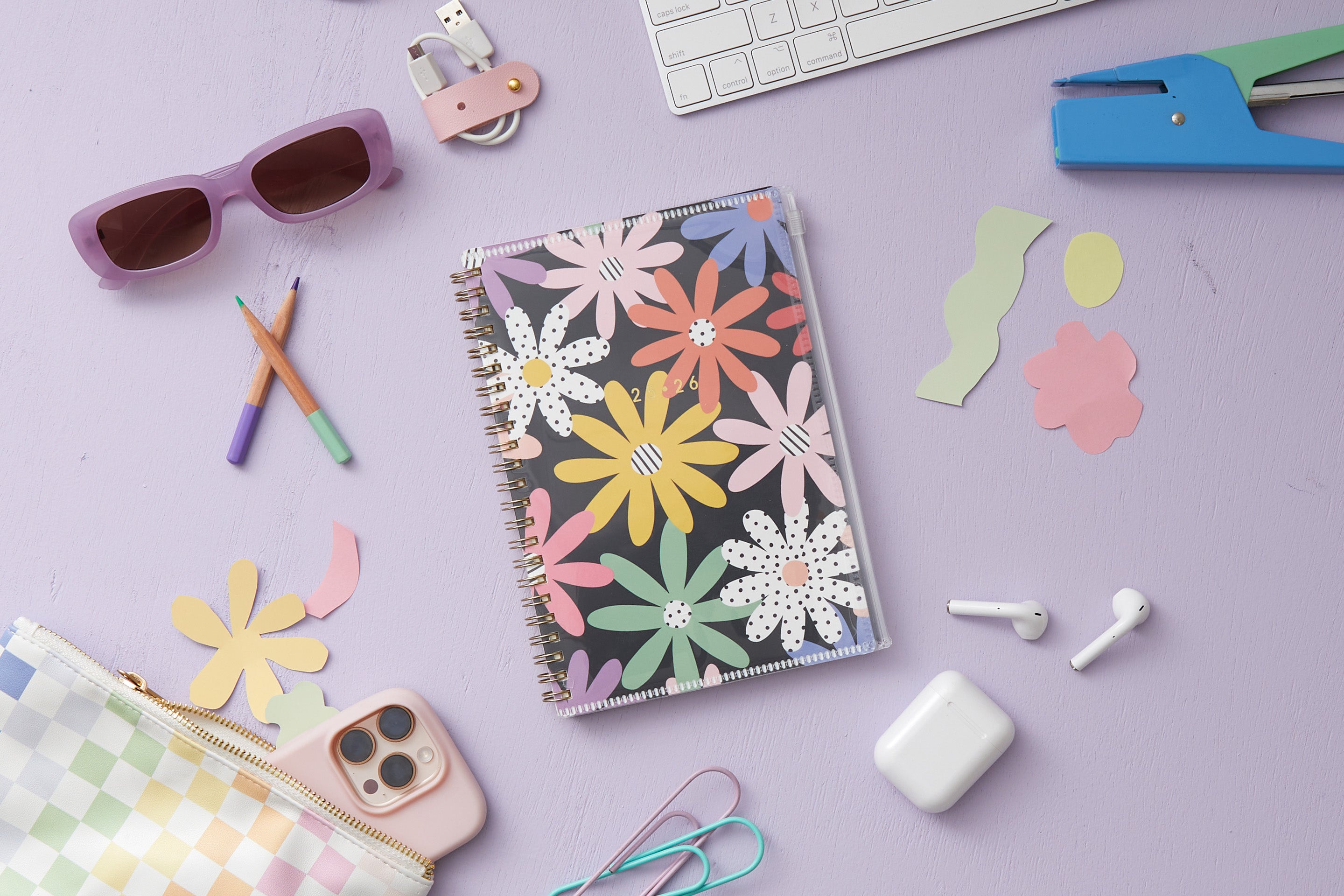 2025-2026 weekly monthly planner featuring a daisy and back front cover. 5x8